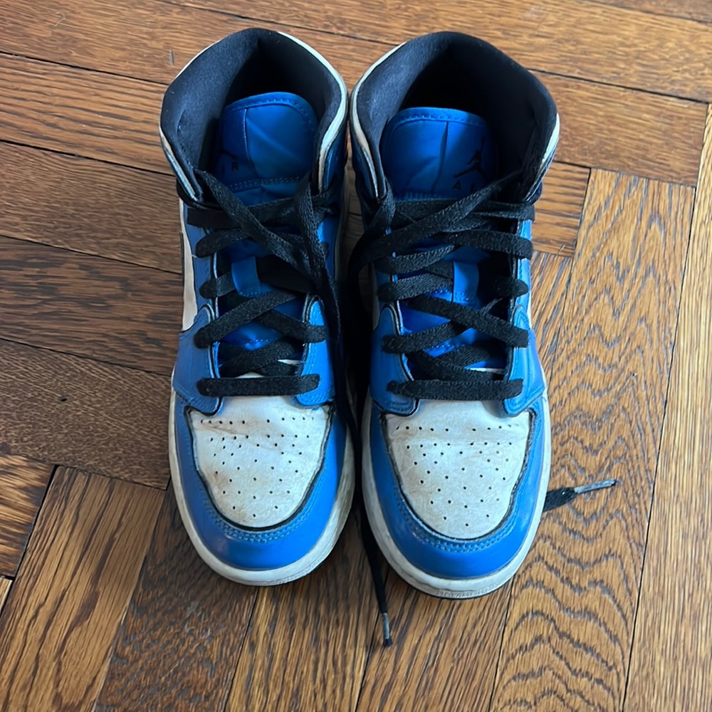 Air Jordan 1 Mid SE Big Kids Size 5.5